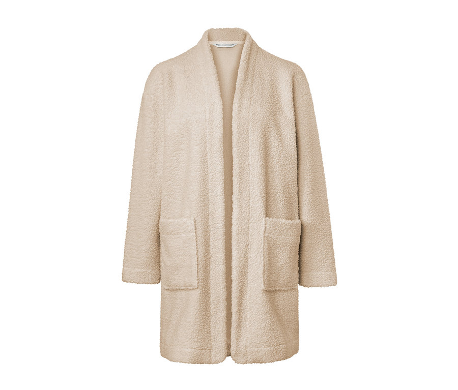Une veste en peluche beige à manches longues avec des poches.