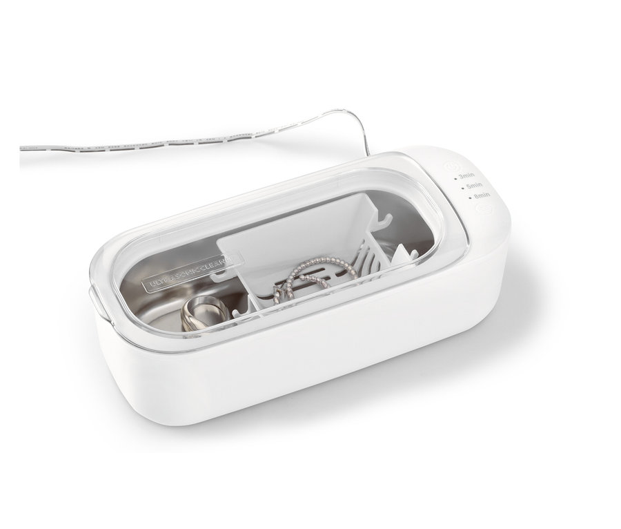 Des bijoux sont placés dans un nettoyeur à ultrasons.