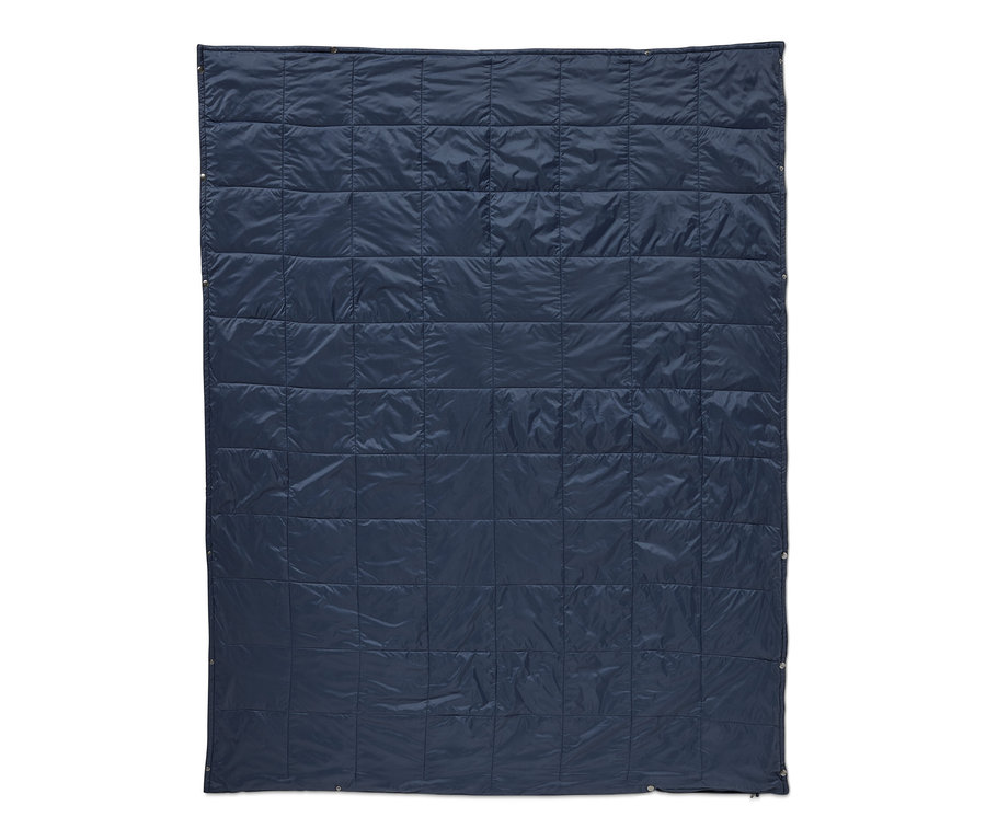 Une couverture de voyage ultralégère bleu marine matelassée.