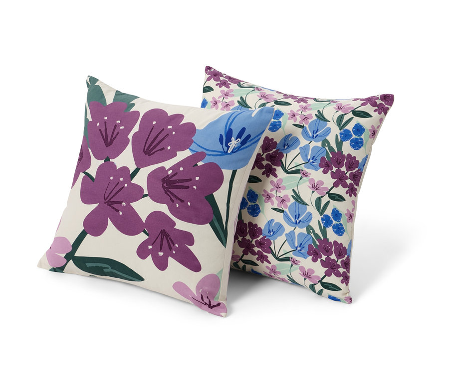 Deux housses de coussin décoratif avec motif floral.