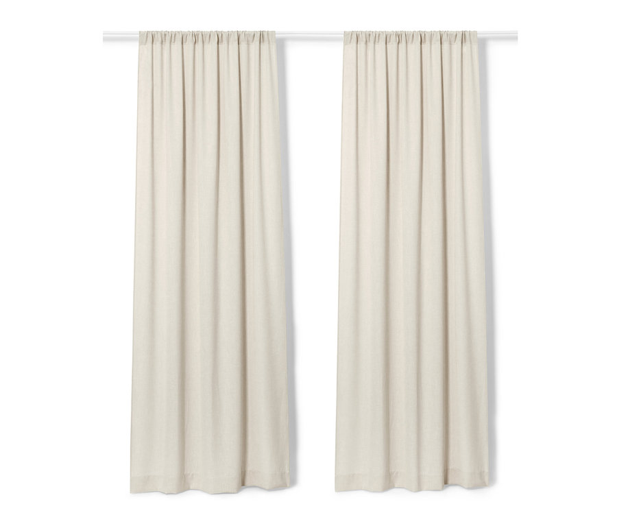 Deux rideaux beiges suspendus à une tringle blanche.