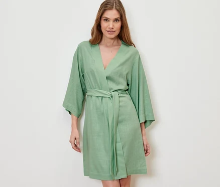 Femme portant une robe de chambre.