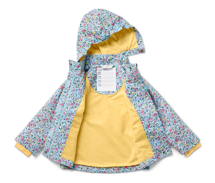 Veste de pluie pour enfant ouverte, à fleurs, avec doublure jaune.