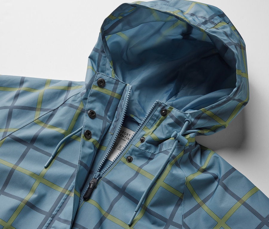 Veste de pluie bleue à carreaux avec capuche.