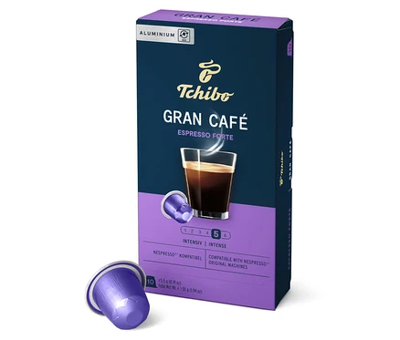 Un paquet de capsules Tchibo Gran Café Espresso Forte. Une capsule violette est posée à côté du paquet.