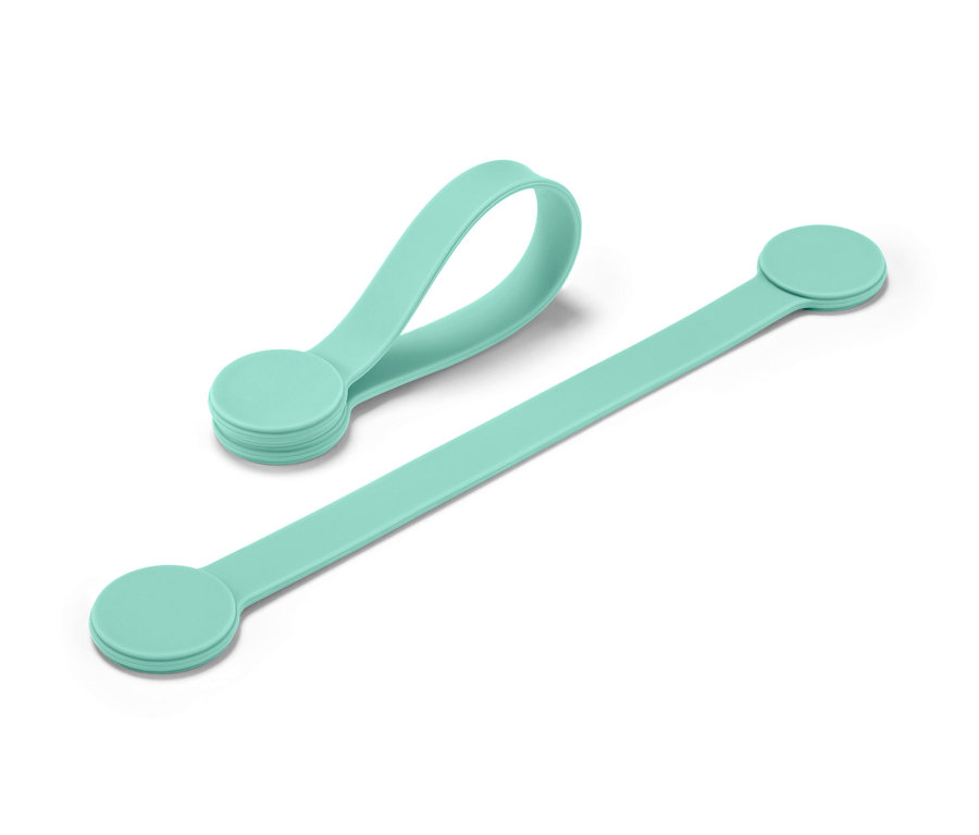 Deux clips magnétiques turquoise sont posés sur un fond blanc.