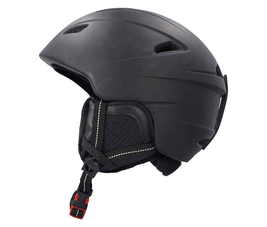Casque de ski noir avec protège-oreilles et fermoir rouge.