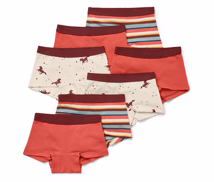 Six boxers pour garçons avec ceinture élastique. Deux sont rouges, deux avec des motifs de chevaux et d'étoiles et deux rayés.