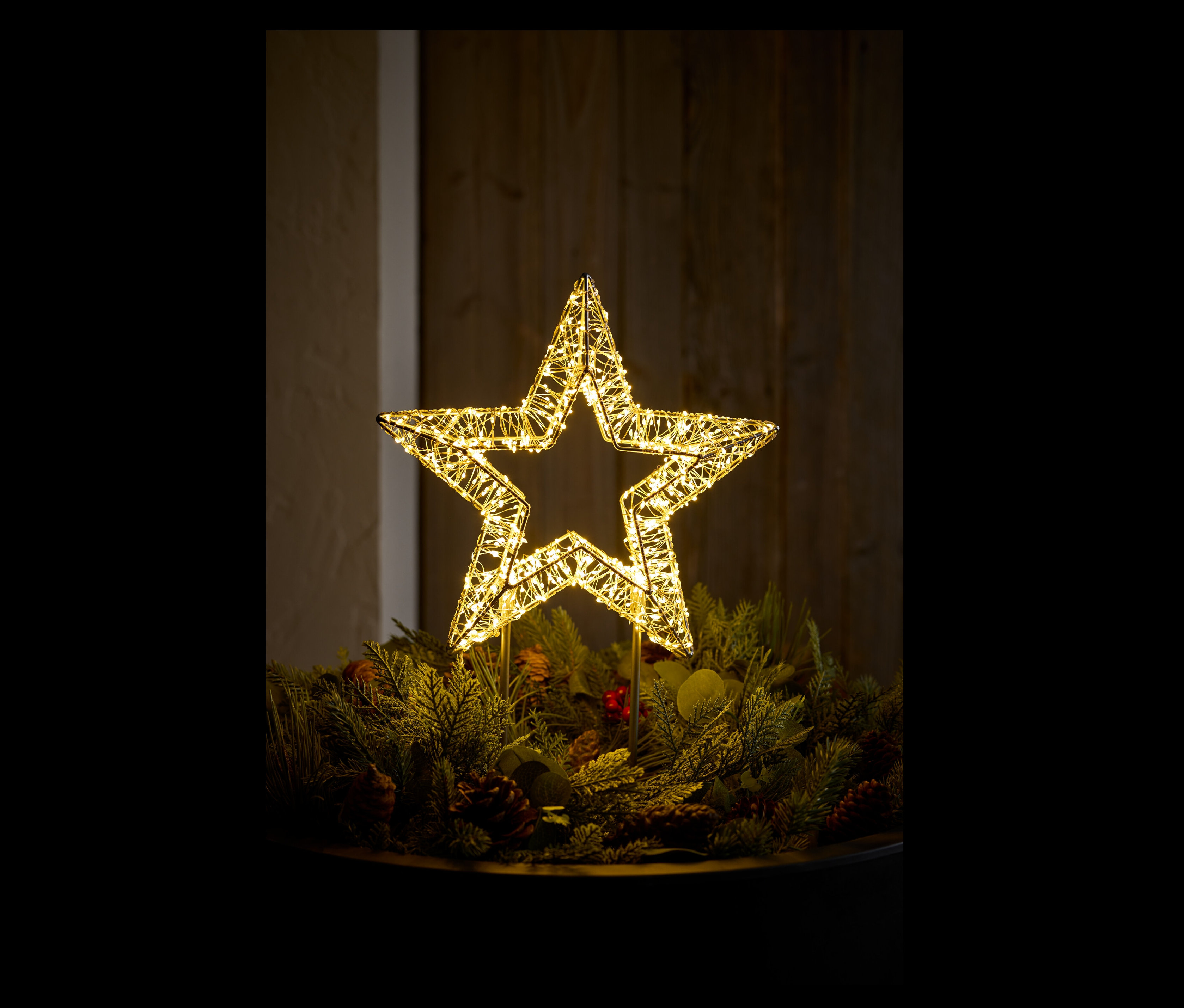 Une étoile illuminée sur une couronne de Noël.