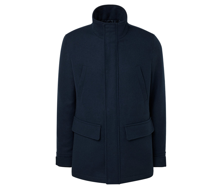 Manteau bleu marine avec col montant et deux poches.