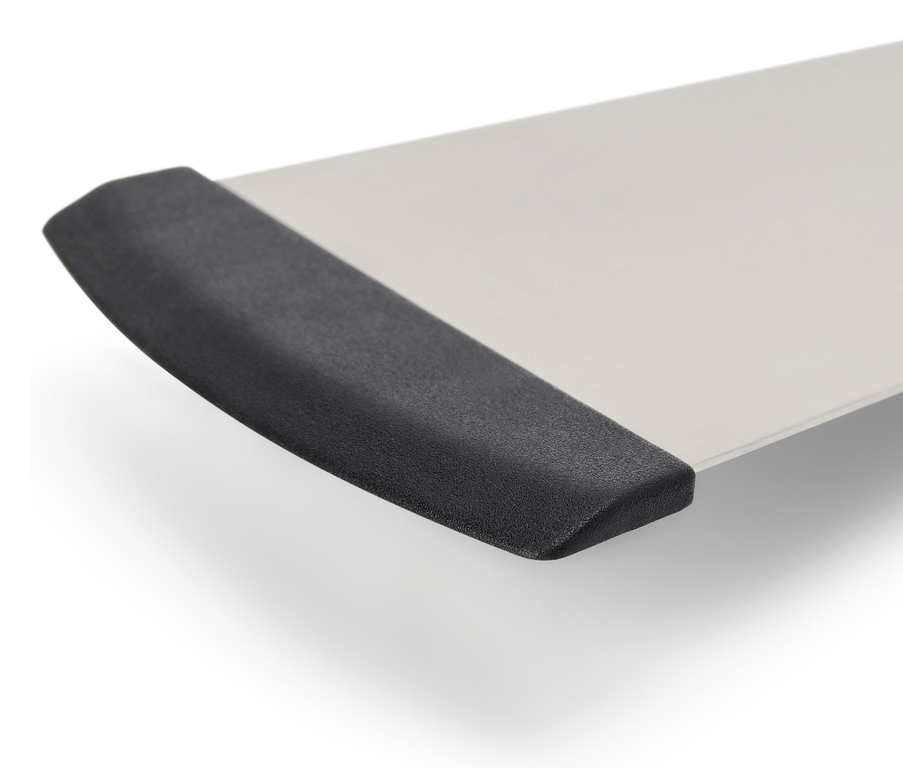 Coin d'une table blanche avec un bord noir.