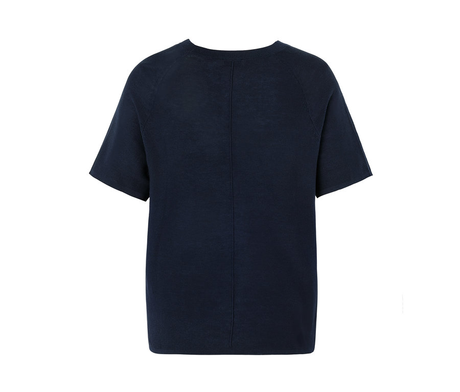 Gros plan sur le dos d'un t-shirt en maille fine bleu marine.