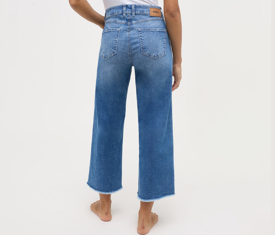 Gros plan sur l'arrière d'une femme portant un jean Angels « Linn » français bleu clair.
