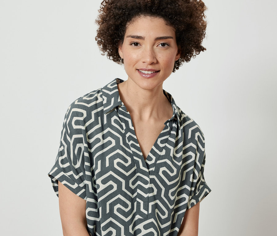 Femme portant une blouse imprimée.