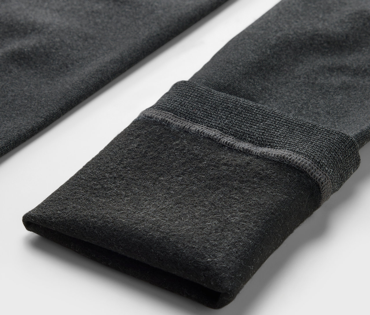 Gros plan sur un legging en polaire gris.