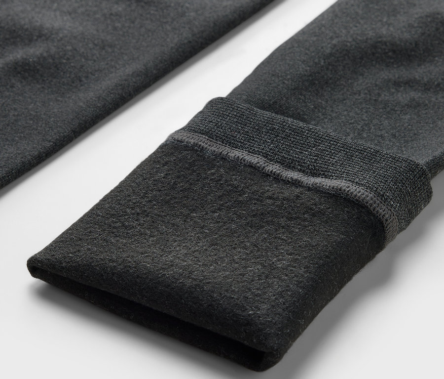 Gros plan sur un legging en polaire gris.