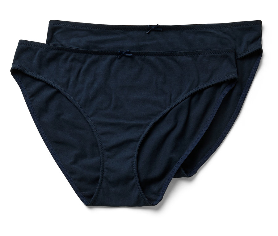 Deux culottes bleu marine sont posées l'une sur l'autre.