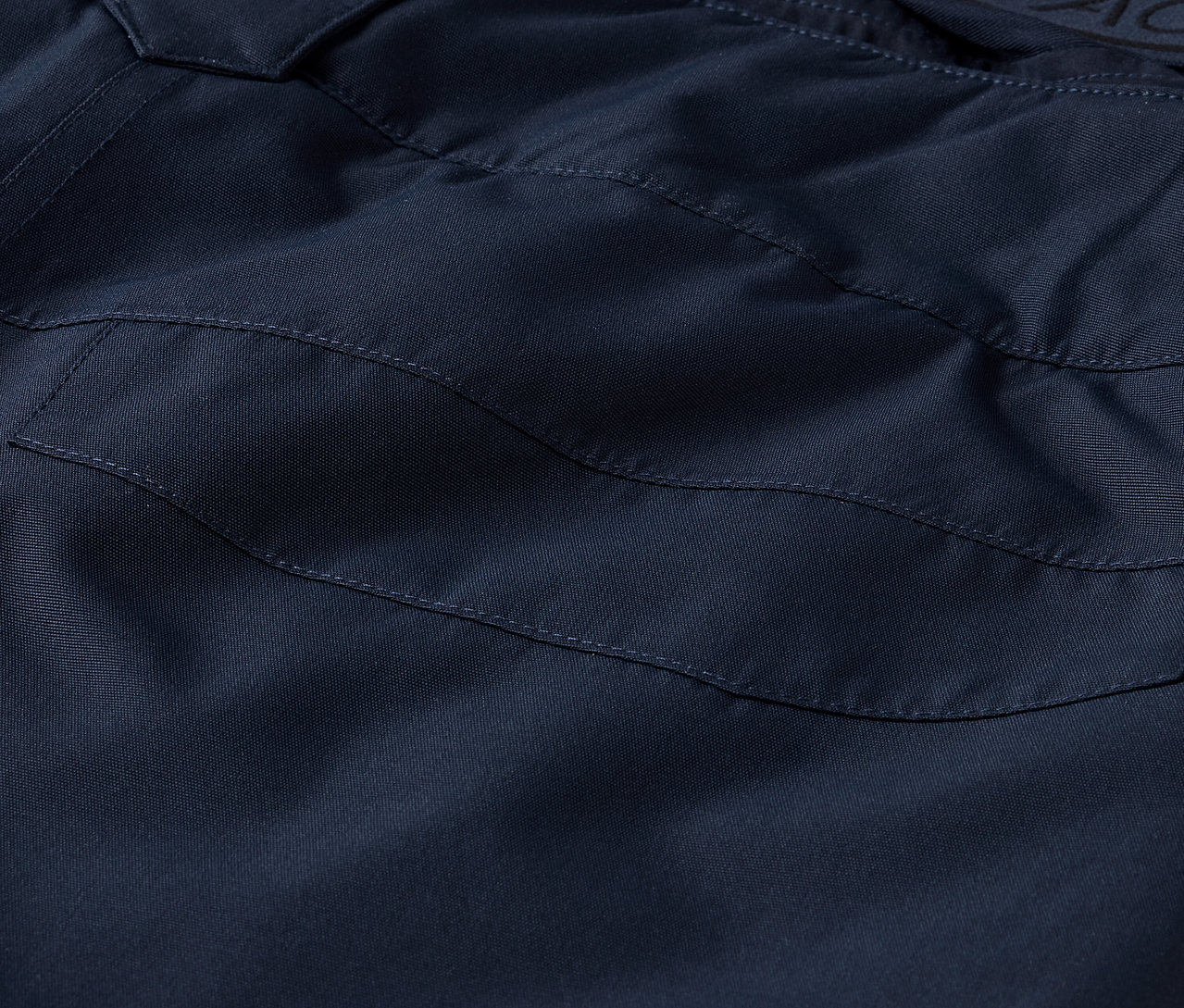 Gros plan sur un pantalon bleu marine avec une poche.