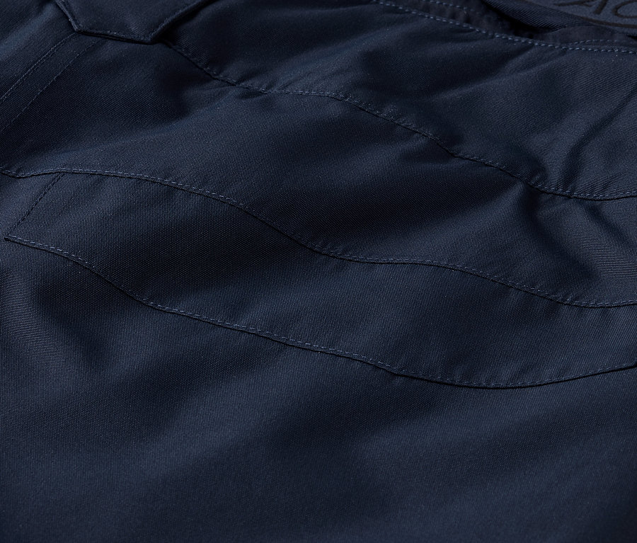 Gros plan sur un pantalon bleu marine avec une poche.