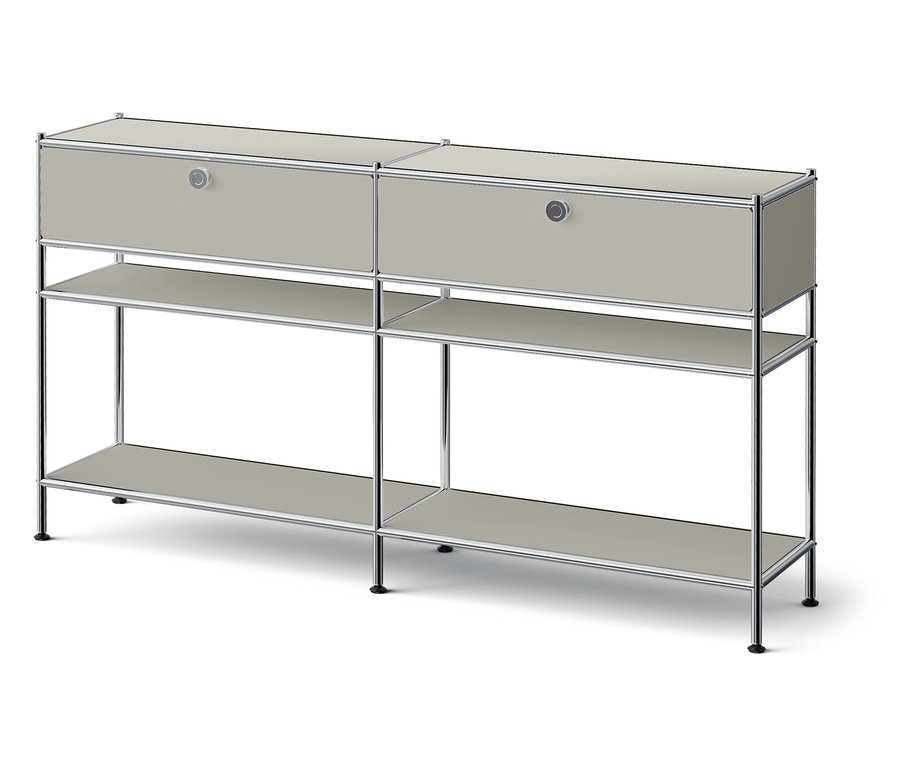 Deux armoires grises avec des cadres chromés et deux étagères ouvertes.