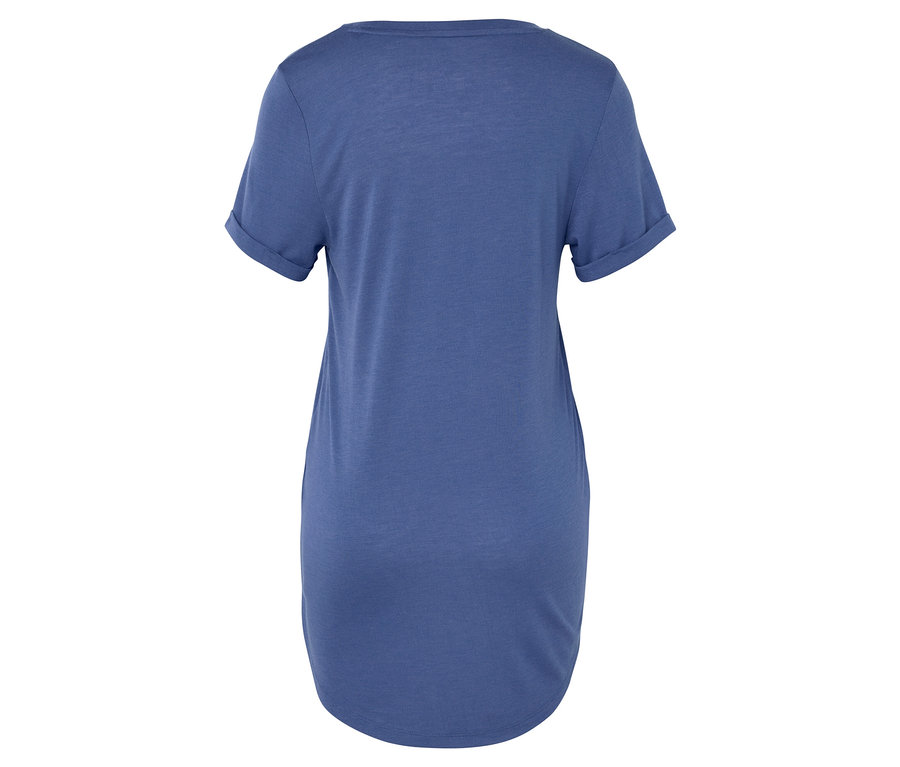 T-shirt bleu à manches courtes retroussées.