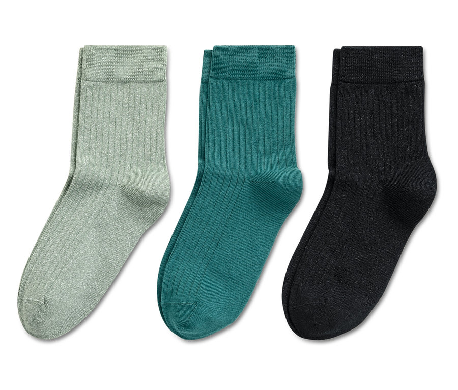 Trois paires de chaussettes côtelées : vert clair, bleu-vert et noir.