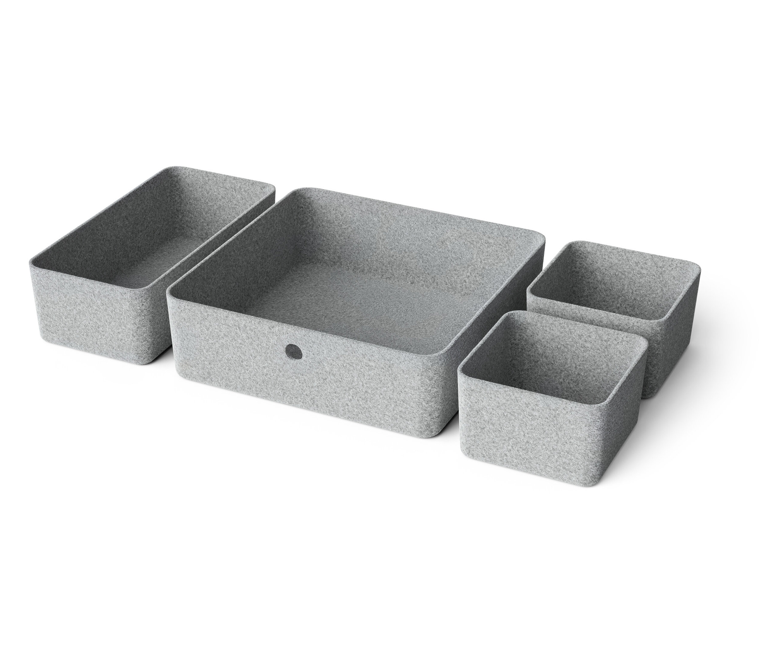 Quatre boîtes de rangement grises de différentes tailles disposées sur un fond blanc.