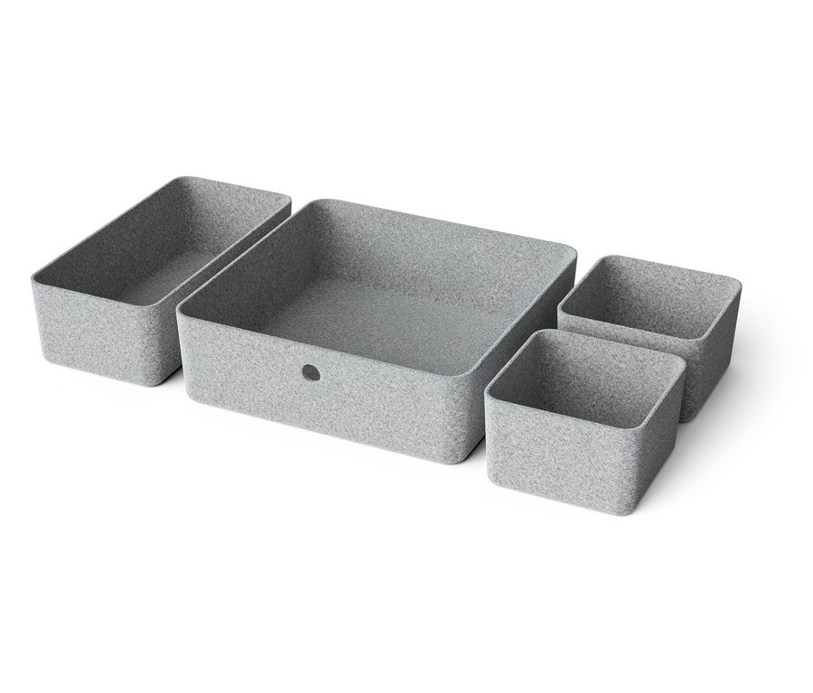 Quatre boîtes de rangement grises de différentes tailles disposées sur un fond blanc.