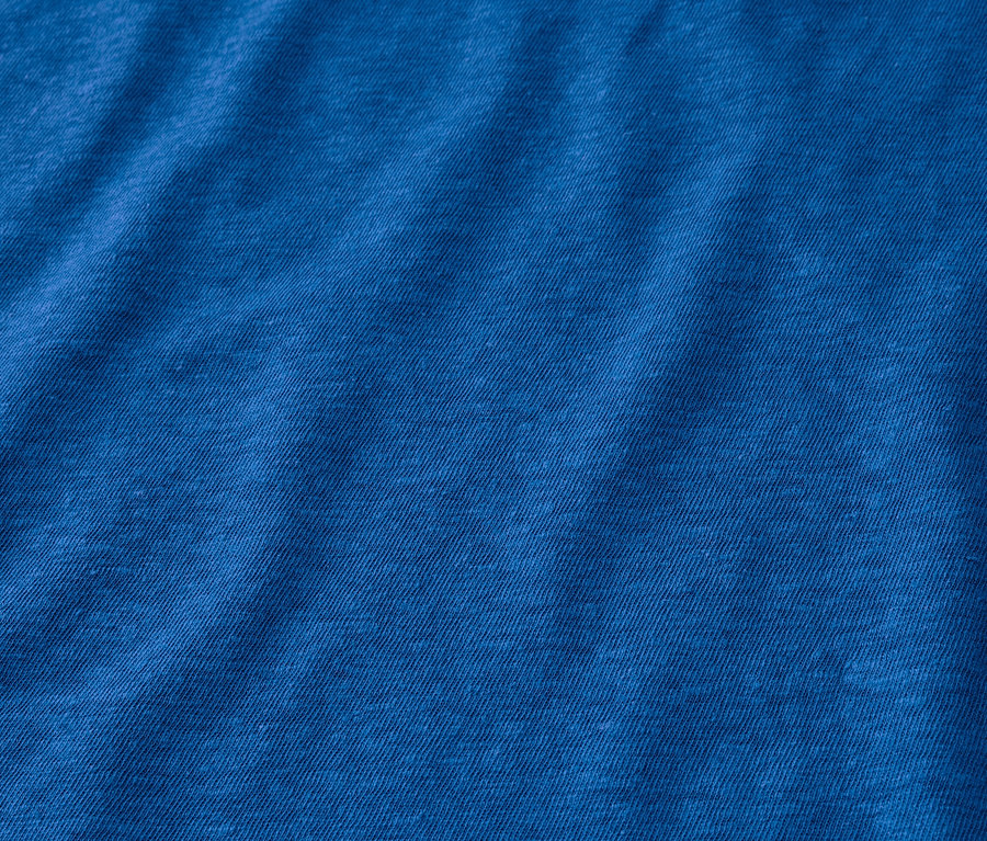 Gros plan d'un t-shirt bleu cobalt en lin mélangé.