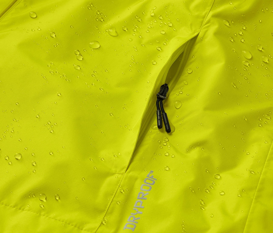 Gros plan sur une veste de pluie jaune avec des gouttes d'eau et une poche.