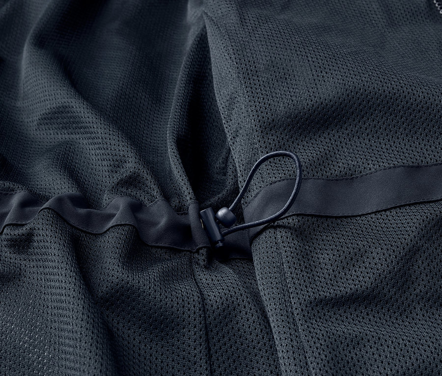 Détail d'un manteau d'extérieur 3 en 1 bleu marine.