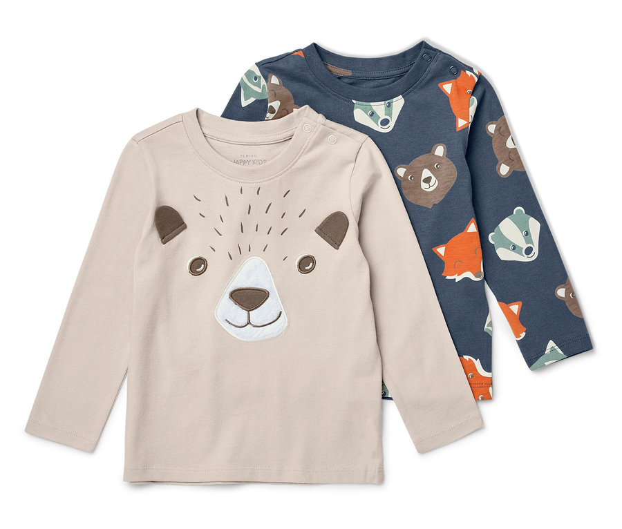 Deux T-shirts à manches longues pour enfants : un beige avec un appliqué d'ours et un bleu foncé avec un motif de renards, de blaireaux et d'ours.