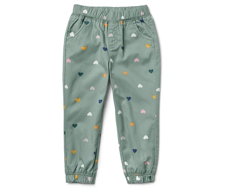 Pantalon vert avec motif de cœurs.