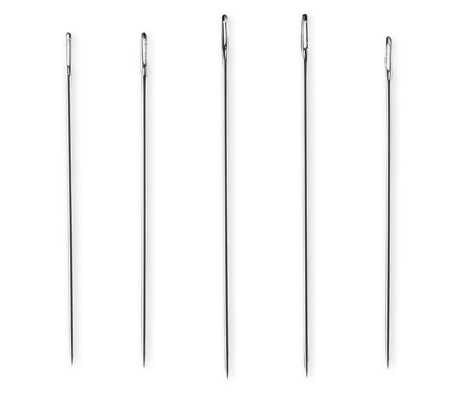 Cinq kits d'aiguilles à coudre à la main et à la machine disposés côte à côte.
