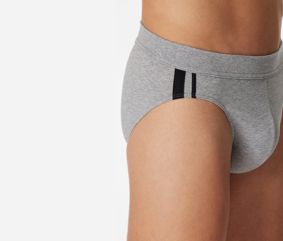 Gros plan sur un des 3 Shorts SCHIESSER, gris chiné, avec deux rayures noires sur le côté.