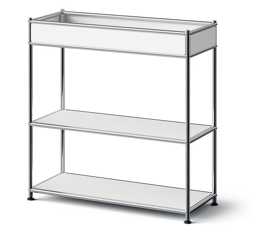 Étagère à trois niveaux avec étagères blanches et cadre chromé.