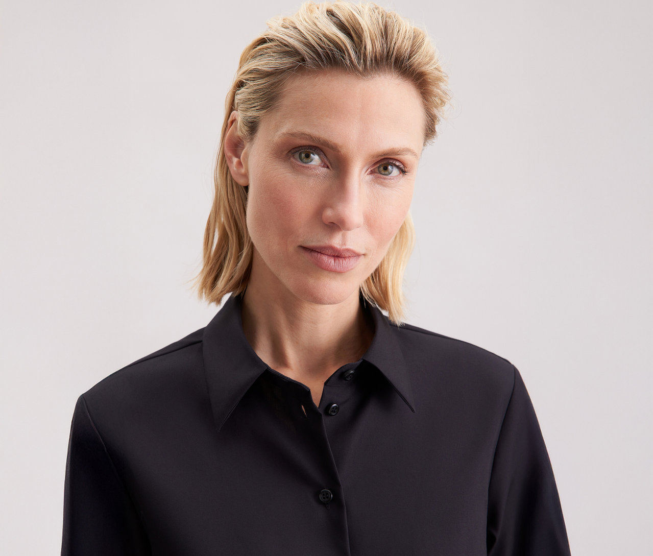Femme portant une chemise de coupe régulière Seidensticker.