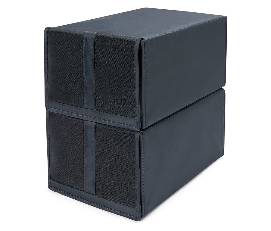 Deux boîtes en tissu noir empilées.