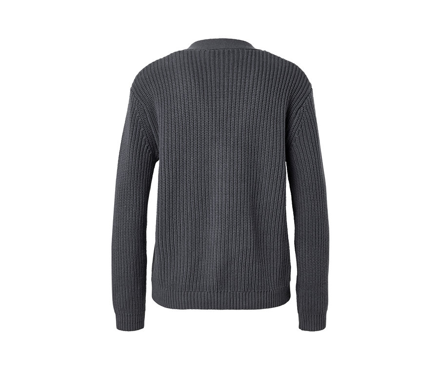 Gros plan sur un cardigan en grosse maille anthracite.