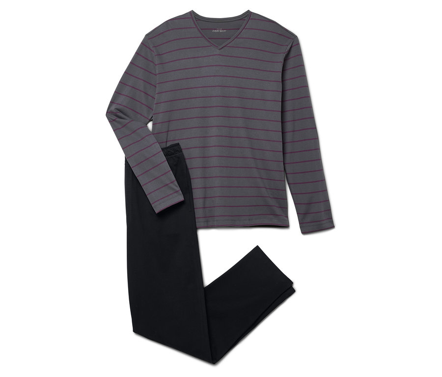 Un pyjama gris rayé à manches longues et un pantalon noir posés sur un fond blanc.