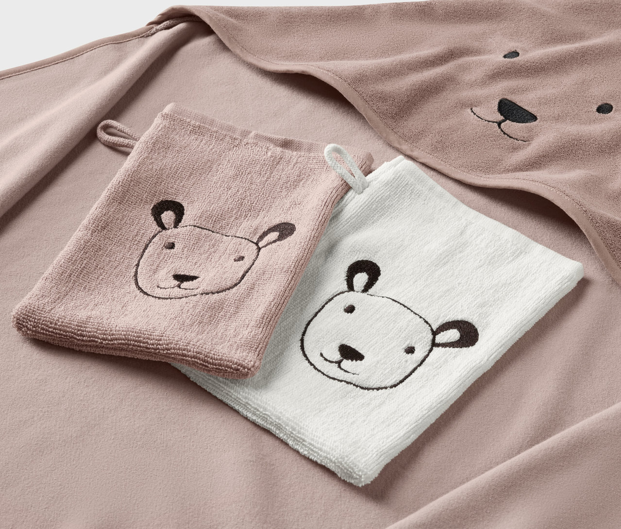 Serviette de toilette pour enfant et deux gants de toilette avec broderie visage d'ours.