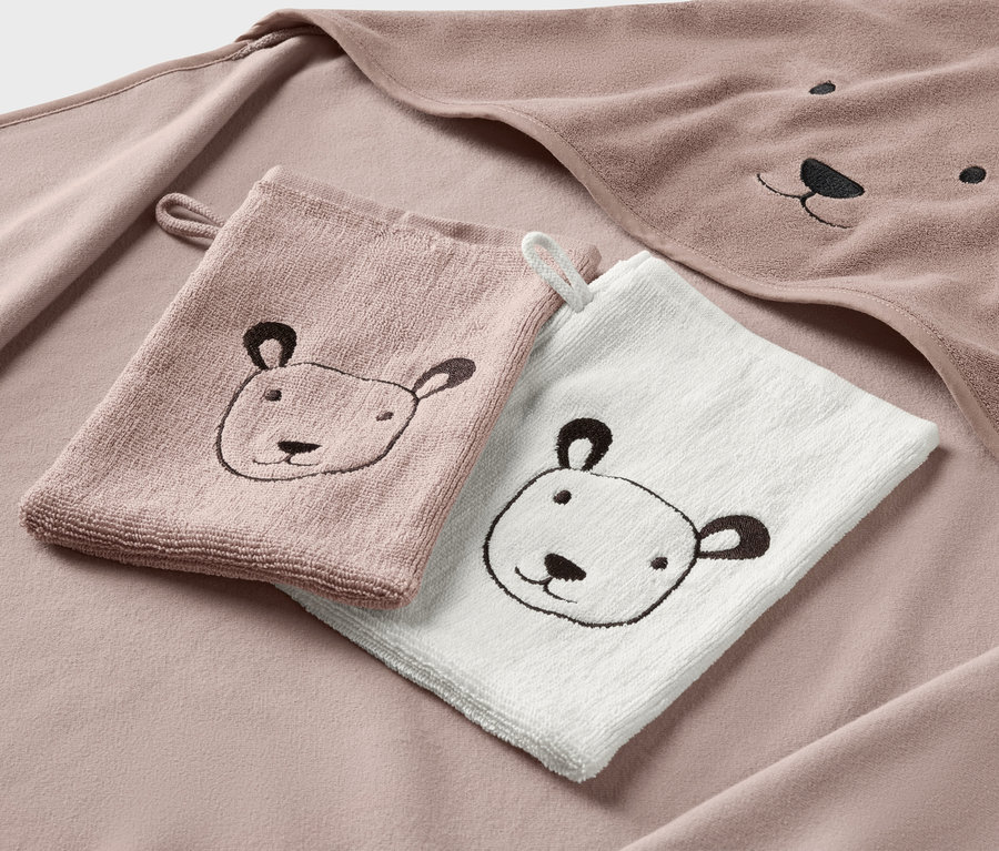 Serviette de toilette pour enfant et deux gants de toilette avec broderie visage d'ours.