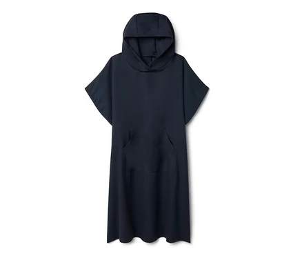 Poncho de change bleu marine avec capuche et poche sur le devant.