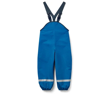Salopette bleue avec des bandes réfléchissantes au bas des jambes.