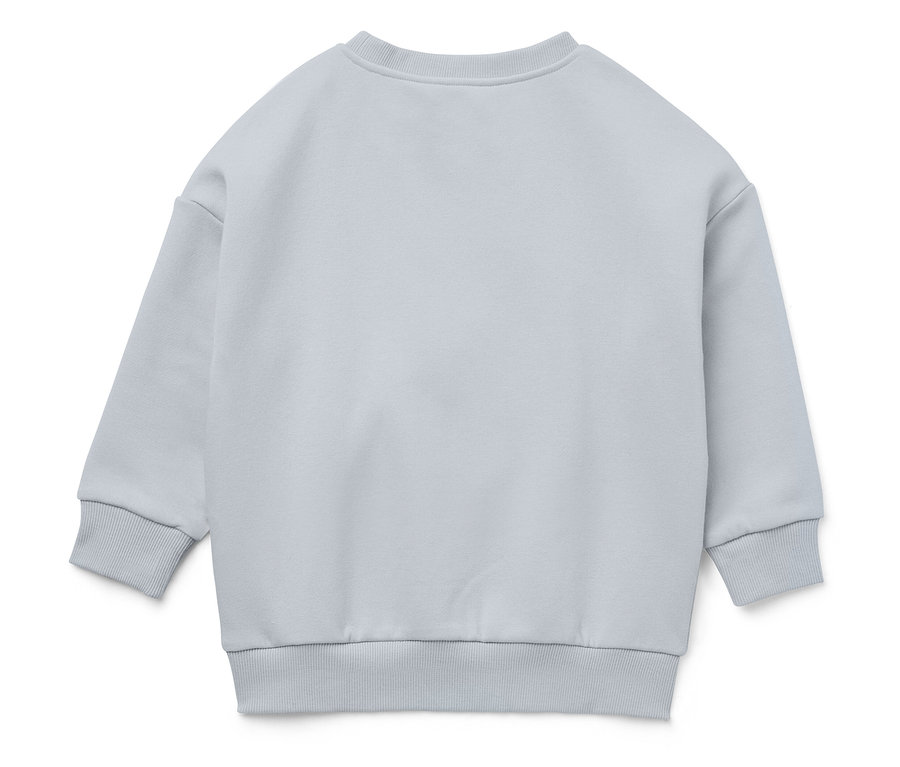 Un sweat-shirt bleu clair posé sur un fond blanc.