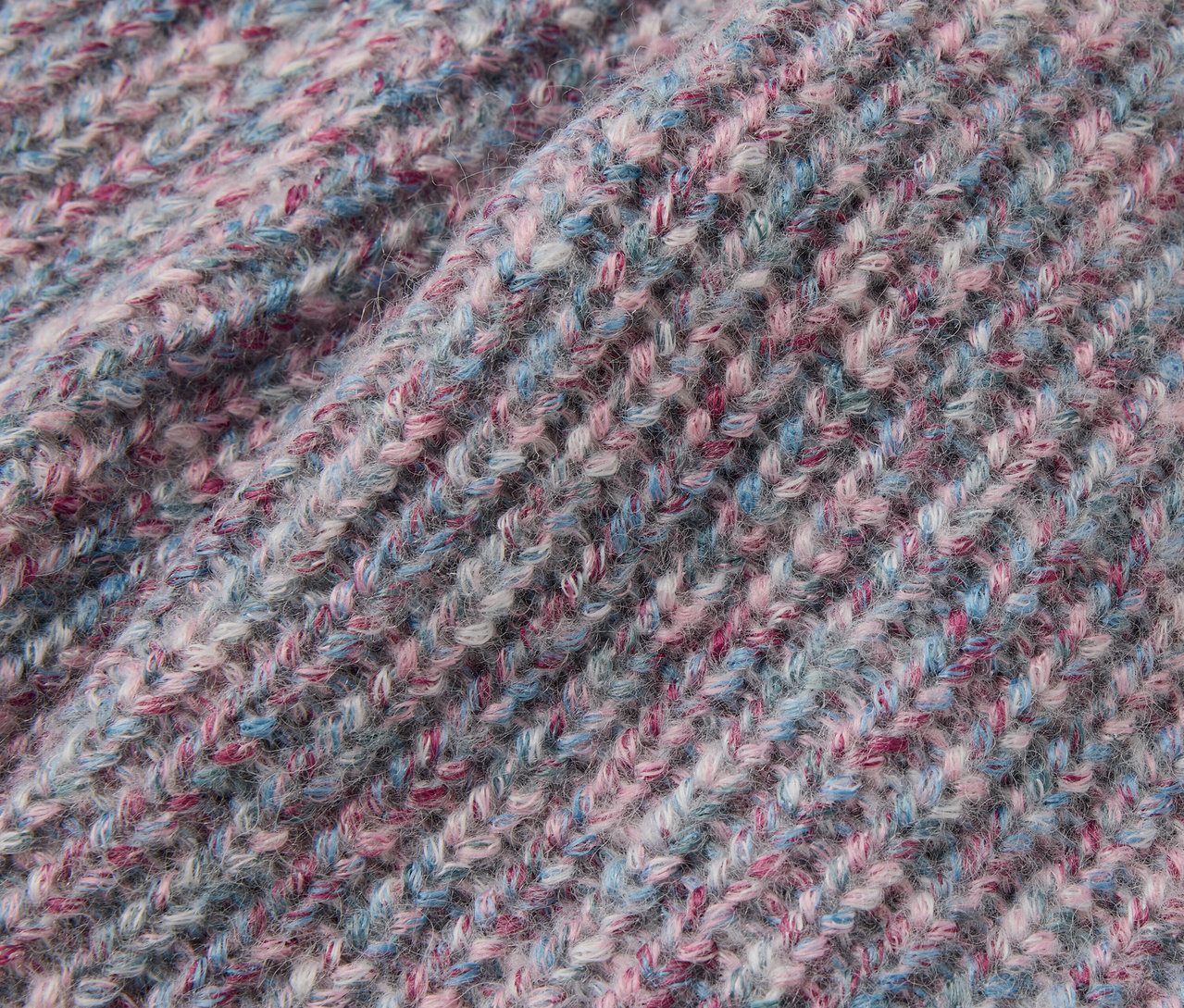 Gros plan d'une veste en maille pour enfant avec de la laine certifiée RWS.