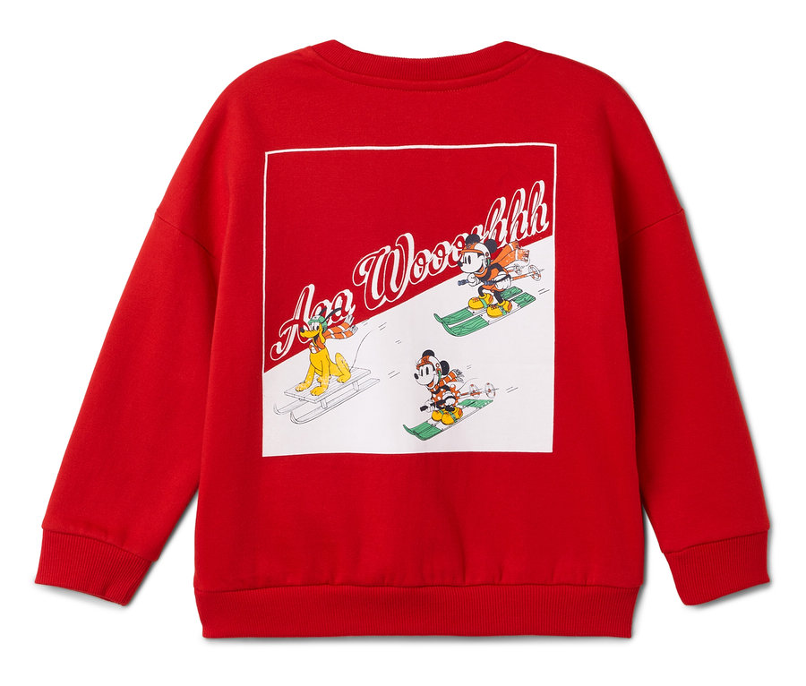 Sweat-shirt rouge avec un imprimé de Mickey Mouse et ses amis faisant du ski.