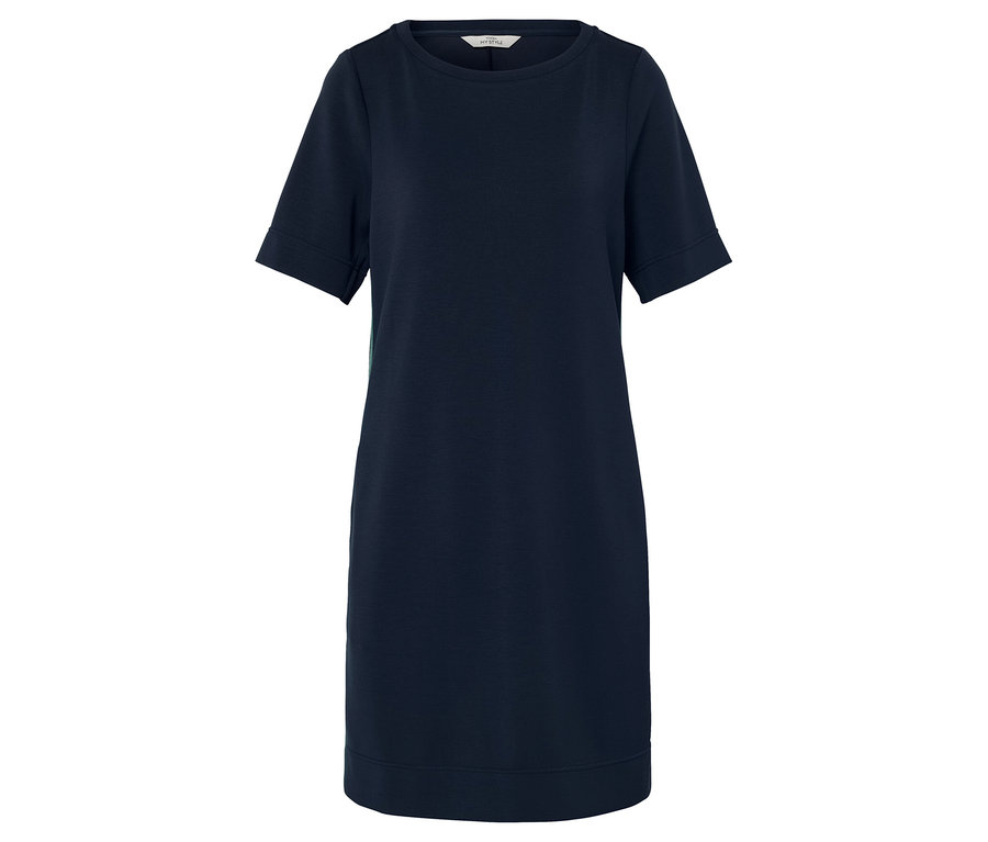 Une robe t-shirt bleue à manches courtes.