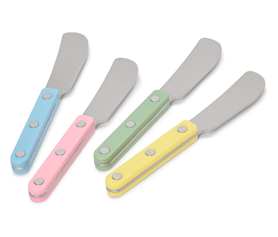 Quatre couteaux à beurre avec des manches colorés (bleu, rose, vert et jaune).