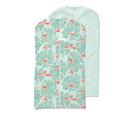 Deux housses de protection pour vêtements. L'une est vert clair avec des motifs de flamants roses et de feuilles, l'autre est vert clair.